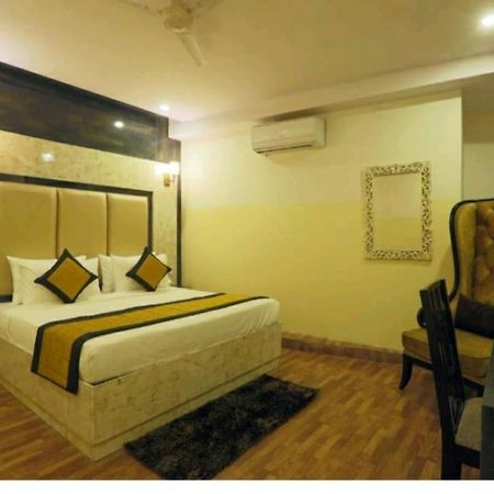 Hotel Plazzo Нью-Дели Экстерьер фото